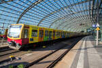 Ein Ganzzug (8-Wagenzug) der BR 481/482 der S-Bahn Berlin, als S5 - E (Emil), vom Westkreuz nach Strausberg Nord, am 27 Juni 2017 im Hauptbahnhof Berlin.