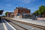 Das sehr schöne Empfangsgebäude vom Bahnhof Bützow am 16.05.2022 von der Gleisseite.