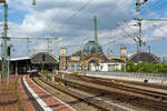 Der Hauptbahnhof Dresden am 27.08.2013, Blick vom Bahnsteig in Richtung Westen.