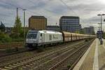 Die DE804 (285 115) von RheinCargo zweigt am 27.10.22 von der Verbindungsstrecke aus Richtung D�sseldorf Hauptbahnhof kommend auf die Ratinger Weststrecke ab, um in Richtung Ruhrgebiet weiterzufahren.