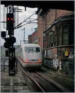 Kein schönes, aber ein stimmungvolles Bild, selbst wenn der ICE schärfer sein sollte:   Hamburg Hbf am 1.