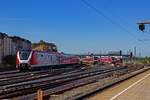 Whrend 490 100 den Bahnhof Hamburg-Altona verlsst und als S31 in Richtung Harburg aufbricht, stehen in der Aufstellanlage zahlreiche weitere Zge der neuen Baureihe 490 und warten auf Aufgaben im