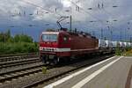Beladen mit zahlreichen fabrikneuen Transportern ist der G�terzug, den 143 972 von Delta Rail am 26.07.23 durch Hamm bef�rdert.
