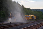 Im Einsatz am Gleis 4 im Bahnhof Herdorf am Abend des 11.06.2021, die Plasser & Theurer Schotterverteil- und Planiermaschine SSP 110 SW, Schweres Nebenfahrzeug Nr.