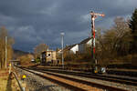 Bahnhof Herdorf am 15.02.2022: Vor dem 1901 gebautem mechanischen Weichenwärter Stellwerk Herdorf Ost (Ho), das Ausfahrtsignal (N2) vom Gleis 2, welches hier Hp 0 – Halt ! zeigt.