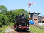Um in die Einsatzstelle Putbus zugelangen,mu�te die 86 1333 am Ausfahrsignal warten,bis die Weiche gestellt wurde.Aufgenommen am 27.Mai 2026.