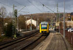 Der VT 266 (95 80 0648 166-6 D-HEB / 95 80 0648 656-6 D-HEB) ein Alstom Coradia LINT 41 der HLB (Hessische Landesbahn) erreicht am 04.02.2023, als RB 93  Rothaarbahn  (Betzdorf - Siegen - Kreuztal -