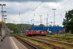 Blick vom Bahnhof Kreuztal auf die Kreuztaler Abstellgruppe und rechts das Südwestfalen Container-Terminal GmbH (SWCT) bzw. Kreuztal Ubf am 09.06.2022.

In der Abstellgruppe stehen (von links nach rechts) die DB 185 147-7, DB 185 277-1 und die BLC 120 127-6. Recht davon rangiert die KSW 47 (92 80 1271 027-5 D-KSW), eine Vossloh G 1000 BB der KSW (Kreisbahn Siegen-Wittgenstein), einen Containerzug. Hinten beladen zwei Reachstacker noch Containerwagen.
