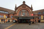 Das Haupteingeng des Empfangsgebäudes vom Hauptbahnhof Osnabrück am 21 Januar 2025. 
Der Hauptbahnhof der niedersächsischen Stadt Osnabrück wurde am 24. April 1895 als „Centralbahnhof“ durch Kaiser Wilhelm II. feierlich eröffnet. Er ist heute der einzige in Niedersachsen noch existierende Turmbahnhof in zwei Ebenen und dient als Knotenpunkt für den Fern- und Regionalverkehr.
 Das Haupteingeng des Empfangsgebäudes vom Hauptbahnhof Osnabrück am 21 Januar 2025. 
Der Hauptbahnhof der niedersächsischen Stadt Osnabrück wurde am 24. April 1895 als „Centralbahnhof“ durch Kaiser Wilhelm II. feierlich eröffnet. Er ist heute der einzige in Niedersachsen noch existierende Turmbahnhof in zwei Ebenen und dient als Knotenpunkt für den Fern- und Regionalverkehr.