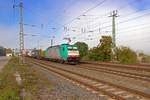 Ein Containerzug mit 186 207 an der Spitze durchfhrt am 13.10.20 Saarmund.