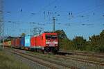 Der Lack an der Front von 185 385 war ganz sch�n mitgenommen und wirkte eher pink als rot, als die Lok mit einem Containerzug durch Saarmund fuhr.
