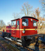 Die 332 195-7, ex DB Köf 11 195, als Denkmal-Lok beim Bahnhof Wilsenroth am 03 Dezember 2016.