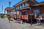 Der Terassenwagen, ein vierachsiger offener Güterwagen ex DR 98-02-55 der Gattung OOw, am Molli-Museums-Café beim Bahnhof Ostseebad Kühlungsborn-West (bis 1938 Ostseebad Arendsee) der