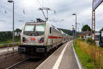 Die 147 576 (91 80 6147 576-3 D-DB – IC 4903) der DB Fernverkehr AG schiebt die IC2-Garnitur 4903, als IC 2229 / RE 34 - Umlauf RE 52229 (Dortmund Hbf – Siegen – Dillenburg Frankfurt/Main Hbf, Steuerwagen voraus am 01 August 2024 durch Wilnsdorf-Rudersdorf (Kreis Siegen) in Richtung Frankfurt/Main.

Die TRAXX P160 AC3 wurde 2020 von Bombardier in Kassel gebaut und an die DB Fernverkehr AG geliefert. Sie hat die Zulassungen für Deutschland und die Schweiz, daher hat sie auch vier Stromabnehmer. Der Bahnstrom (15.000 V 16 ⅔ Hz) ist ja derselbe, aber die Palettenbreite (Wippe) hat im SBB-Netz eine Breite von 1.450 mm und somit 500 mm schmaler als die Wippen fürs DB Netz (1.900 mm breit). Das Schleifleistenmaterial ist bei beiden aus Graphit.
