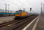 Die an die NS - Nederlandse Spoorwegen N.V. (Niederlndische Eisenbahnen AG) vermietete Siemens Vectron MS 193 766 (91 80 6193 766-3 D-ELOC) der ELL - European Locomotive Leasing (Wien) fhrt am 21 Januar 2025, mit dem IC 146 (Berlin Ostbahnhof - Berlin Hbf - Hannover Hbf - Bad Bentheim – Deventer - Amsterdam Centraal), in den Bahnhof Rheine ein. Warum der IC nicht als EC gewertet wird ist mir nicht ganz klar. 

Die Siemens Vectron MS wurde 2019 von Siemens Mobilitiy in Mnchen-Allach unter der Fabriknummer 22721 gebaut und an die ELL geliefert.