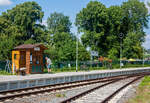 Der Haltepunt Essen-Kupferdreh der Hespertalbahn am 18 Juli 2015.

Die Anfänge der Hespertalbahn lagen nicht im Kohlebergbau. Bereits im Jahr 1850 gab es eine Pferdebahn zwischen Heiligenhaus und Velbert, die von der Talburg bis zur Chaussee von Velbert nach Essen reichte. Die Pferdebahn diente zum Transport von Blei-, Eisen- und Zinkerzen von den Erzgruben bis zur Chaussee. Ab dort wurde das Erz mühselig mit Pferden über die Straßen zur Phoenixhütte in Kupferdreh transportiert. Im Jahr 1857 wurde eine Pferde-Schleppbahn als Verlängerung der bestehenden Pferdebahn angelegt, die westlich von Langenhorst durch das Hespertal bis zur Phoenixhütte verlief. Dies erleichterte den Transport des Erzes erheblich. Im Jahr 1877 wurde die Zeche Vereinigte Pörtingssiepen angeschlossen und das Teilstück von Hesperbrück nach Kupferdreh zu einer Eisenbahn mit Normal-Spurweite und Lokomotivbetrieb umgestellt. Die Eisenbahn folgte dabei nicht exakt dem Verlauf Pferdebahn.

Das restliche Teilstück wurde weiter als Schmalspurbahn betrieben. Bis 1871 wurden weiter Erze transportiert. Nach der Stilllegung der Erzgruben in Velbert wurde die Bahn nur noch zum Transport von Kalk (ebenfalls zur Phoenix-Hütte und zum Zement-Werk) genutzt. Der Kalksteinbruch in Velbert-Hefel wurde mit einem Gleis an die Bahn angeschlossen, das durch einen Tunnel beim Oberhesper Hof geführt werden musste.

Da es mit der Umspurung des nördlichen Teilabschnittes keine durchgehende Verbindung zwischen Velbert und Kupferdreh mehr gab, wurde in Hesperbrück eine Umlade-Station eingerichtet.

Der Startpunkt der Hespertalbahn ist heute der 1898 erbaute Alte Bahnhof Essen-Kupferdreh. In dem sehenswerten und liebevoll restaurierten Gebäude befindet sich das Restaurant „LUKAS“, hier kann man den Ausflug zur Hespertalbahn und zum Baldeneysee gemütlich ausklingen lassen. Früher fuhren hier die Personenzüge Richtung Essen-Werden und Steele ab. Der Personenbahnhof Kupferdreh der Hespertalbahn befand sich im Bereich des heutigen Parkplatzes an der Straße Phönixhütte.

Der Verein
Die Hespertalbahn wird heute vom Hespertalbahn e.V. betrieben, der 1975 als  Verein zur Erhaltung der Hespertalbahn e.V.  gegründet und im Jahr 2008 umbenannt wurde. Der Verein hat zurzeit rund 130 Mitglieder von denen etwa ein Viertel aktiv beim Erhalt und Betrieb der Hespertalbahn mitarbeiten.
