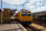 Der Diagnose VT / P&T DVT Fahrwegmesszug 702 203 „Elfriede“ (99 80 9163 003-3 D-DBMP) der DB InfraGO AG (ex DB Netz AG) / DB Netz Instandhaltung – Fahrwegmessung fährt am 24 Juni 2025 auf OL-Diagnosefahrt, mit angehobenen Messpantograf, durch den Hauptbahnhof Oberhausen in nördlicher Richtung. 

Dies ist eines von drei Fahrzeugen der Netzinstandhaltung der BR 702.2 die von Plasser & Theurer 2014, 2017 und 2019 für die DB Netz AG gebaut wurden. Dieser P&T DVT wurde 2019 von Plasser & Theurer in Linz/Donau (A) unter der Masch-Nr. 6978 gebaut, die Indienststellung erfolgte im März 2020.

Im Rahmen der Standardisierung von Messfahrzeugen haben DB AG und Plasser & Theurer einen Rahmenvertrag zur Lieferung verschiedener multifunktionaler Mess-Triebwagen geschlossen. Auf der InnoTrans 2014 konnte bereits ein Gleismesstriebzug an die DB AG übergeben werden. Im Gegensatz zu den zweiteiligen Gleismess- (GMTZ) und Schienenprüfzügen (SPZ) ist der hier gezeigte Diagnose-Triebwagen nur einteilig ausgeführt und ist für Messaufgaben im Bereich der Oberleitung und zur Prüfung der Gleisgeometrie vorgesehen. Allen haben gemeinsam eine Höchstgeschwindigkeit von 140 km/h und die Einsatzfähigkeit auch in kleineren Lichtraumprofilen, wie beispielsweise bei der Berliner und der Hamburger S-Bahn. Die Fahrzeuge sind mit ETCS nach Baseline 2 ausgerüstet, und sollen auf Baseline 3 hochgerüstet werden.

TECHNISCHE DATEN: 
Spurweite: 1.435 mm (Normalspur)
Achsfolge: Bo´2´ (4 Achsen)
Länge über Puffer:  23.000 mm
Drehzapfenabstand: 15.400 mm
Achsabstand im Drehgestell: 2.500 mm
Eigengewicht: 78 t
Höchstgeschwindigkeit: 140 km/h (Eigen- und Schleppfahrt)
Zugel. für Streckenlasse: C und höher
Bremse: KB C-KE-PR-H mZ (D) Frendo T52
kleinster Kurvenradius: R 150 m
Zur Mitfahrt zugel. Personen: 9