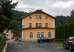 Seitlicher Blick (vom Zughotel) auf den Bahnhof Wolkenstein (Erzgebirge) am 26 August 2013. 

Der Bahnhof Wolkenstein ist der Bahnhof der Stadt Wolkenstein im sächsischen Erzgebirgskreis, an der „Zschopautalbahn“, der Bahnstrecke Annaberg-Buchholz unt Bf–Flöha. Von 1892 bis 1986 zweigte zudem hier die 750 mm Schmalspurbahn nach Jöhstadt ab, die heute unter dem Namen „Preßnitztalbahn“ bekannt ist und nur noch zwischen Steinbach und Jöhstadt betrieben wird. 

Der Bahnhof liegt südwestlich der Stadt in der Gemarkung Schönbrunn am Ufer der Zschopau zwischen der Bundesstraße 101 im Westen und dem Fluss im Osten. Am anderen Ufer der Zschopau erhebt sich auf einem steilen Felsabhang das Schloss Wolkenstein.

Das Empfangsgebäude liegt heute gleislos, es gibt einen Mittelbahnsteig mit historischer Bahnsteigüberdachung. Der Zugang erfolgt ebenerdig, bis 2007 gab es eine Unterführung vom Bahnhofsgebäude her. m Schmalspurteil gab es eine heute noch vorhandene Wasserstation mit einem angebauten Lokschuppen. Alle normalspurigen Nebengleise außer dem Kreuzungsgleis und einem Ausweichgleis in der südlichen Ausfahrt wurden entfernt, dafür gibt es normalspurige Abstellgleise im ehemaligen Schmalspurteil.

Heute befindet sich auf dem Areal des Wolkensteiner Bahnhofs das „Wolkensteiner Zughotel“, welches in originalen Wagen eine Einkehr- und Übernachtungsmöglichkeit bietet. Nachdem der obere Abschnitt der Preßnitztalbahn als Museumsbahn wieder aufgebaut wurde, findet an den Fahrtagen der Schmalspurbahn als Zubringer vom Bahnhof Wolkenstein ein historischer Schienenersatzverkehr mit Omnibussen zwischen Wolkenstein und Steinbach statt.

Wolkenstein wird im Jahresfahrplan 2022 von den Zügen der Linie RB 80 (Chemnitz Hbf–Annaberg-Buchholz–Cranzahl) der Erzgebirgsbahn werktags im Stundentakt sowie am Wochenende im Zweistundentakt bedient. Im Stundentakt kreuzen die Züge in Wolkenstein jeweils zur halben Stunde zur üblichen Symmetrieminute.
