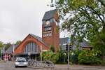 . Der schne Bahnhof Lbeck-Travemnde Strand mit seinem einzigartigen Uhrenturm konnte am 20.09.2013 abgelichtet werden. (Jeanny)

Der stark anwachsende Ausflugsverkehr nach Travemnde erforderte 1911 einen neuen Strandbahnhof, der nach Plnen von Fritz Klingholz im Jugendstil erbaut wurde und als Besonderheit einen bis zum Badestrand sichtbaren Uhrenturm erhielt, der den Reisenden bis heute auf groen Anzeigetafeln die nchste Verbindung nach Lbeck Hauptbahnhof aufzeigt. 