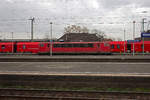 155 039 rangiert an den hinter ihr stehenden Hilfs- und Kranzug.