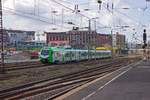 Auf der Linie S9 kommen seit einiger Zeit FLIRT 3XL-Triebz�ge zum Einsatz, die im grau/gr�nen Design des VRR gestaltet sind.