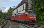 Konstanz/339375/gueterverkehr-in-die-schweiz-zwei-185er Güterverkehr in die Schweiz. 

Zwei 185er mit Schweizausrüstung ziehen einen Red-Bull-Zug in den Bahnhof Konstanz. Vorne 185 119-5, dahinter 185 091-6. Mai 2014.