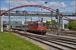Konstanz/344904/seltener-besuch-in-konstanz-re-44 Seltener Besuch in Konstanz. Re 4/4 II 11155 schiebt einen Zug mit EW II zur Endstation. Mai 2014.