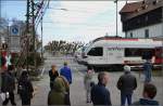 Während einer der vielen Bahnübergangsstörungen in Konstanz bleiben die Passanten in respektvollem Abstand zum Seehas und sind erstaunt über den freien Blick.