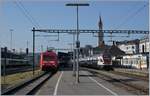 Konstanz/556650/fernverkehr-in-konstanz-die-db-101 Fernverkehr in Konstanz: die DB 101 451-1 wartet mit ihrem IC 2006 auf Gleis 3 auf die Abfahrt, während auf Gleis 1 der SBB RABe 511 von Zürich eingetroffen ist und als IR 2114 in Kürze zurück fährt. 
22. April 2017