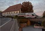 Ein neues Gesicht zum Bodensee: Der frisch getaufte Kiss-IC 4110 111  Gäu .

Jetzt geht es zurück Richtung Stuttgart, während sich im Hintergrund die Imperia nicht rechtzeitig dem neuen Zug zuwendet. Oktober 2021.