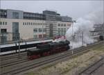 Weihnachtsmarktdampffahrt der Eisenbahnfreunde Zollernbahn.

52 7596 rangiert in Konstanz zum Wasserfassen während gleichzeitig nebenan die SBB und Thurbo eine Paralleleinfahrt üben. Dezember 2023.