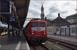 Mehr zu  Die Seehas-Linie (und ihre Fortsetzung auf die Schwarzwaldbahn) und ihre Vielfalt . Am Werktag und auch in jener Woche nicht zu sehen, daher von mir die heute Erg�nzung mit dem fahrplanm�ssigen SVG-Zug mit 140 797. 

140 797 der NeSA mit einem Bduu und drei ex-Silberlingen von der SVG werden gerade f�r die R�ckfahrt nach Stuttgart bereitgestellt. Konstanz, September 2026.

Die Baureihe 140 ist f�r diesen Zuglauf nach Stuttgart sogar ein richtiges Original. Mit der Elektrifizierung 1977 kamen die 140er ausschliesslich von Stuttgart nach Konstanz, bei den Eilz�gen war ihre Dom�ne. Die D-Z�ge und die Kurswagen aus Konstanz im Vorlauf hatten 110er vorgespannt und die Schwarzwaldbahn nutzte die E 40.11 mit Widerstandsbremse, sp�ter als BR 139 bezeichnet.

Das Farbschema orientrot mit L�tzchen wurde erst ab 1986 langsam eingef�hrt, wurde aber schon relativ bald durch das heutige Verkehrsrot abgel�st. Die NeSA zelebriert hier fast in Vollendung dieses Fahrschema und l�sst 140 797 so richtig gl�nzen. Das bis 2024 grau-gelbe Design dieser Lok war zwar recht adrett anzusehen, aber in einer historisch korrekten Version in diesem Zustand ist die Lok das Richtige f�r alle Bahnfotografen. Bilder in der vorherigen Version finden sich in der oben anklickbaren Kategorie BR 140. Den Auslieferungszustand der Baureihe in gr�n und den sp�teren Zustand in den 1970ern zeigen Armins Bilder darunter.

Dass die Baureihe 140 nicht nur heute �ber Kreuzlingen durch die Schweiz rangierte, sondern auch planm�ssige regul�re Leistungen erbrachte kann man noch weiter unten in der Kategorie BR 140 auf der tollen Dokumentation von Peter sehen. Das erste Bild von Stefan zeigt eine 140 in Konstanz, die oft mit Kesselwagenz�gen bis zu den Tanklagern entlang der MThB durchfuhren. Die MThB-Strecke konnte mit den DB-Pantographen benutzt werden.


