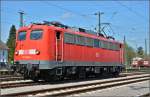 singen-htw/334481/ende-der-110-auf-der-gaeubahn Ende der 110 auf der Gäubahn in Raten. Ob es die letzte Rate war, wird sich noch rausstellen. Im April 2014 ist vorerst einmal Schluss. 115 198-4 wartet in Singen auf ihre vorletzte Fahrt nach Stuttgart. Nach 55 Jahren und 5 Monaten im Dienst des Fernverkehrs ist mölicherweise eine Ära zu Ende. Die ICs Zürich-Stuttgart sollen künftig nur noch mit 101, 120 und ein Zugpaar mit 181 bedient werden.