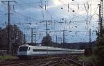 singen-htw/386260/auf-seinem-weg-nach-italien-rollt Auf seinem Weg nach Italien rollt ein Cisalpino im Juni 1999 unter dem verwirrenden Oberleitungswirrwarr des Gleisvorfeldes in den Bahnhof Singen ein 