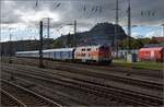 Schienenverkehr unterm Hohentwiel. 

218 117 der NeSA mit dem Radzug Bodensee der SVG macht in Singen noch ein wenig Rahmenprogramm. Oktober 2022.