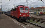 Mehr zu  Die Seehas-Linie (und ihre Fortsetzung auf die Schwarzwaldbahn) und ihre Vielfalt . Am Werktag und auch in jener Woche nicht zu sehen, daher von mir die heute Erg�nzung mit dem fahrplanm�ssigen SVG-Zug mit 140 797. 

140 797 der NeSA mit einem Bduu und drei ex-Silberlingen von der SVG bei Ausfahrt aus Singen nach Stuttgart vor der Maggi-Kulisse. Hier in Singen hat sie bereits die badische Hauptbahn (Mannheim - Basel - Konstanz) verlassen und steht schon auf dem Gleis der Schwarzwaldbahn, wird �ber die Hattinger Kurve in Tuttlingen auf die obere Neckartalbahn wechseln, in Horb auf die Nagoldtalbahn und in Eutingen auf die G�ubahn. September 2026.