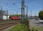 Mehr zu  Die Seehas-Linie (und ihre Fortsetzung auf die Schwarzwaldbahn) und ihre Vielfalt . Am Werktag und auch in jener Woche nicht zu sehen, daher von mir die heute Erg�nzung mit dem fahrplanm�ssigen SVG-Zug mit 140 797. 

Mit 150 Minuten Versp�tung durch eine zweifelhafte Streckensperrung trifft der FEX im Bodenseegebiet f�r mich �berraschend ein. Moderne Versp�tung trifft versp�tete Bundesbahnromantik der 90er Jahre. Im Bild 140 797 mit einem Bduu und ex-Silberlingen der SVG bei der Begegnung mit dem zweiten, rangierenden FEX, der kurz zuvor via Friedichshafen in Singen ankam.  September 2026.