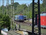 Mehr zu  Die Seehas-Linie (und ihre Fortsetzung auf die Schwarzwaldbahn) und ihre Vielfalt . Am Werktag und auch in jener Woche nicht zu sehen, daher von mir die heute Erg�nzung mit dem fahrplanm�ssigen SVG-Zug mit '110 261'. 

115 261 der SVG mit einem Bduu und drei ex-Silberlingen von der SVG bei Einfahrt nach Singen. September 2026.

Die Baureihe 110 ist f�r diesen Zuglauf nach Stuttgart ein Original. Mit der Elektrifizierung 1977 kamen die 110er von Stuttgart nach Konstanz, bei den D-Z�gen lag ihre Dom�ne. Die D-Z�ge und die Kurswagen aus Konstanz im Vorlauf hatten 110er vorgespannt. Allerdings gab es auch h�ufiger Eilz�ge mit 110.

Das originale Farbschema in blau bekam bald ein etwas ver�ndertes Erscheinungsbild, das hier zu sehen ist. Die umlaufende Regenrinne wurde entfernt und das Dach von silbergrau nach blau ver�ndert. Die L�fter bekamen vertikale Schlitze um die Verschmutzung zu verringern.

Diese Lok 115 261 hat einen besonderen Bezug zur G�ubahn, denn sie war ein Teil der Flotte, die bis ins hohe Alter IC-Z�ge nach Z�rich bis zum Umspannen in Singen f�hrte, obwohl der planm�ssige Einsatz bereits ein Jahrzehnt beendet war. Ab Singen kam die Re 4/4 II an den IC. Die 110 des Fernverkehrs war an der neuen Baureihennummer 115 zu erkennen. Zu diesem Zeitpunkt war sie noch in verkehrsrot lackiert. Heute ist sie unter SVG-Flagge ganz wunderbar im traditionellen Blau der E 10 lackiert. 


