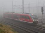 Dichter Nebel ber Rostock:RE8 von Wismar nach Tessin bei der Ausfahrt im Rostocker Hbf.29.10.2011