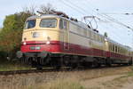 E10 1309 mit AKE-Rheingold von Stralsund nach Koblenz am Mittag des 30.09.2018 in Höhe Rostock Hbf.