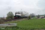 38 1301 beschleunigt ihren Sonderzug aus Linz nach Dresden bei Schönfeld zu Wiesau.