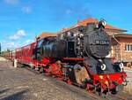 99 2324-4 mit MBB 14615 von Kühlungsborn West nach Bad Doberan kurz vor der Ausfahrt in Kühlungsborn West.15.09.2024