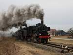 Die 38 1301 und die 77 028 am 13.03.2011 mit einem Sonderzug bei der Ausfahrt aus Mining.