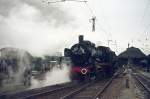 Die anlässlich ihrer Abschiedsfahrt mit der ursprünglichen Nummer 38 1772 versehene 038 772-0 setzt sich am 31.12.1974 im Badischen Bahnhof Basel vor ihren Sonderzug nach Tübingen,