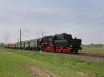 Die 052 8195 am 24.04.2011 mit einem Sonderzug unterwegs bei Bubenreuth.