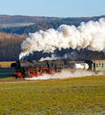 Mit mächtig langer Rauchfahne über den Westerwald....
Die 52 1360-8 bzw. 52 360  (90 80 0052 360-9 D-HEV) vom Verein zur Förderung des Eisenbahnmuseums Vienenburg e.V.  mit dem Dampfsonderzug der Eisenbahnfreunde Treysa e.V., am 03 Dezember 2016 auf der Glühweinfahrt von Limburg nach Westerburg über die Oberwesterwaldbahn (KBS 461), hier bei Berzhahn.

Die Lok wurde 1943 von August Borsig Lokomotiv-Werke in Berlin unter der Fabriknummer 15457 gebaut. Sie ist noch eine der letzten drei Altbau 52er mit Generalreparierten Kessel der DR. Sie hat eine Leistung von 1.600 PS und schafft eine Höchstgeschwindigkeit von 80 km/h.
