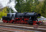 Die 52 4867 / 052 867-3 (90 80 0052 867-3 D-HEF) der Historische Eisenbahn Frankfurt e.V., ex GKB 152.4867 (Graz-Köflacher Eisenbahn- und Bergbaugesellschaft), ex ÖBB 152.4867, ex DRB 52 4867, am 22 April 2017 beim Bahnhof Au/Sieg.

Die Güterzug-Dampflokomotive 52 4867 wurde 1943 bei Maschinenbau und Bahnbedarf AG in Potsdam-Babelsberg unter der Fabriknummer 13931 gebaut und an die Deutschen Reichsbahn geliefert. Nach dem Krieg blieb sie in Österreich und wurde zur ÖBB 152.4867, 1970 kam sie zur GKB und 1980 kaufte die HEF die Lok.

So ist diese Lok noch eine Ur-52er (also keine Roko-Lok) mit Barrenrahmen. Barrenrahmen, wie sonst allgemein bei der Deutschen Reichsbahn üblich, wurden von den Lokomotivfabriken bei den ersten Lieferungen der Baureihe 52 noch eingebaut. Dies aber nur solange wie noch vorgefertigte Rahmen, für die zugunsten der BR 52 eingestellte Produktion, der in den Abmessungen identischen Baureihe 50, lagerte. Später wurden sie mit geschweißtem Blechrahmen gefertigt.

In Österreich befanden sich nach Kriegsende über 700 Lokomotiven, von denen nach Ausmusterungen, Rückgaben, Tauschen und Beschlagnahmen 1953 letztlich noch 313 für die Umzeichnung auf den neuen ÖBB-Nummernplan übrigblieben, die bei den Österreichischen Bundesbahnen unter Beibehaltung der Nummerierung als Reihe 52 eingereiht wurden, aber nach österreichischer Tradition mit einem Punkt zwischen Stamm- und Ordnungsnummer. Die 37 Maschinen der BR 52, die auf einem Barrenrahmen aufgebaut waren, erhielten die Reihenbezeichnung 152 (eine „1“ vor die 52). Die GKB hatte zwischen 1968 und 1973 13 Barrenrahmenlokomotiven der Baureihe 152 gekauft. Zu ihnen zählte auch diese 52 4867, die nach ihrer Ausmusterung wieder nach Deutschland gelangte.