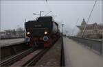 Weihnachtsmarktdampffahrt der Eisenbahnfreunde Zollernbahn.

52 7596 auf der Rheinbrücke in Konstanz. Dezember 2023.