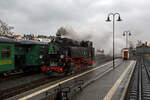 Die sächsische VII K (Altbau) Dampflok 99 1761-6 rangiert am 07 Dezember 2022 im Schmalspur-Bahnhof Radebeul Ost, um sich gleich vor, unseren Zug, den Lößnitzdackel (Lößnitzgrundbahn) für die Abfahrt in Richtung Moritzburg, zusetzen. 

Die 750 mm-schmalspurige Dampflok der Altbau-Baureihe 99.73-76 wurde 1933 von der BMAG - Berliner Maschinenbau-Actien-Gesellschaft vormals L. Schwartzkopff in Berlin unter der Fabriknummer 10152 gebaut und als 99 761an die DRG - Deutsche Reichsbahn-Gesellschaft geliefert.