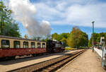 Die 99 2322-8 der Mecklenburgischen Bderbahn Molli verlsst am 15.05.2022 mit dem MBB Dampfzug (von Bad Doberan nach Khlungsborn-West) den Bahnhof Heiligendamm.